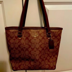 Coach shoulder bag with pockets on the inside.